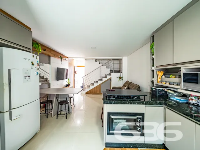 Este moderno sobrado, situado no coração do bairro