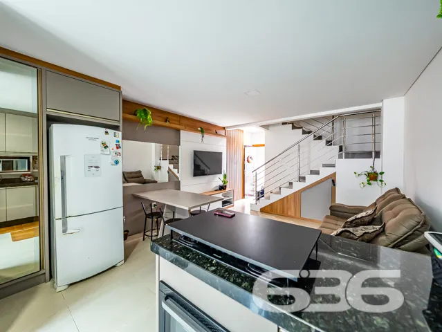 Este moderno sobrado, situado no coração do bairro