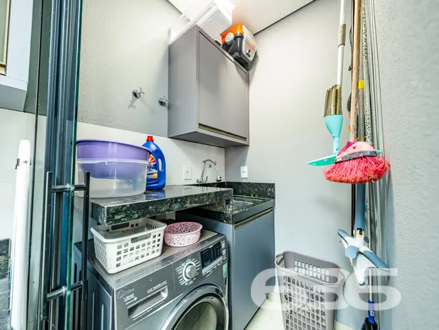 Este moderno sobrado, situado no coração do bairro