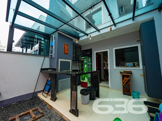 Este moderno sobrado, situado no coração do bairro