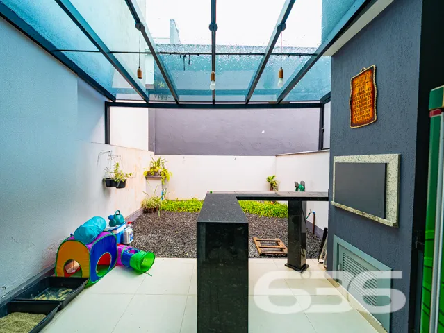 Este moderno sobrado, situado no coração do bairro