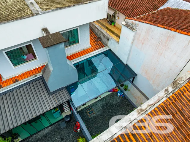 Este moderno sobrado, situado no coração do bairro