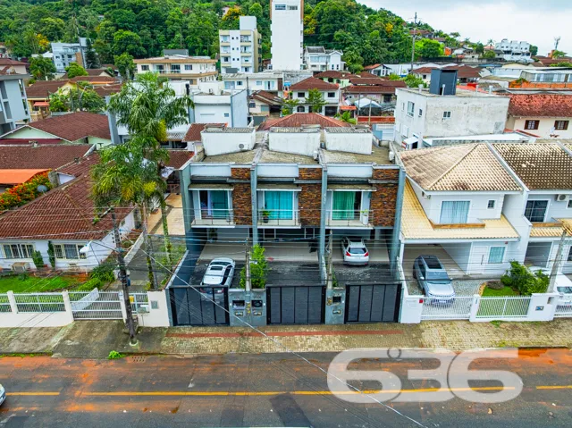 Este moderno sobrado, situado no coração do bairro