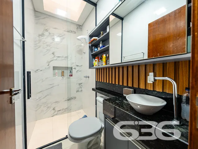 Este moderno sobrado, situado no coração do bairro