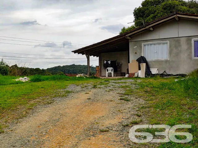 VENDE-SE IMĂVEL COM AMPLO TERRENO NO BAIRRO PROFIP