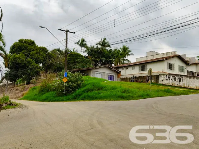 VENDE-SE IMĂVEL COM AMPLO TERRENO NO BAIRRO PROFIP
