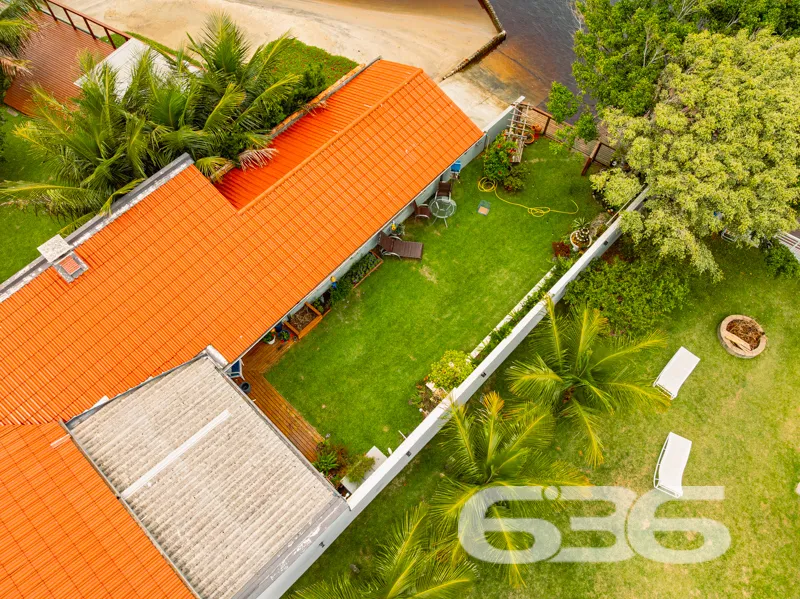 CASA À VENDA COM FUNDOS PARA A LAGOA NO CENTRO DE