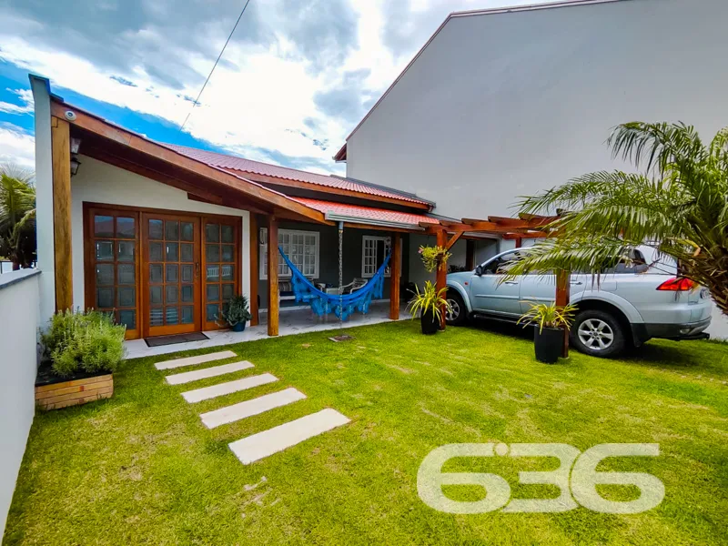 CASA À VENDA COM FUNDOS PARA A LAGOA NO CENTRO DE