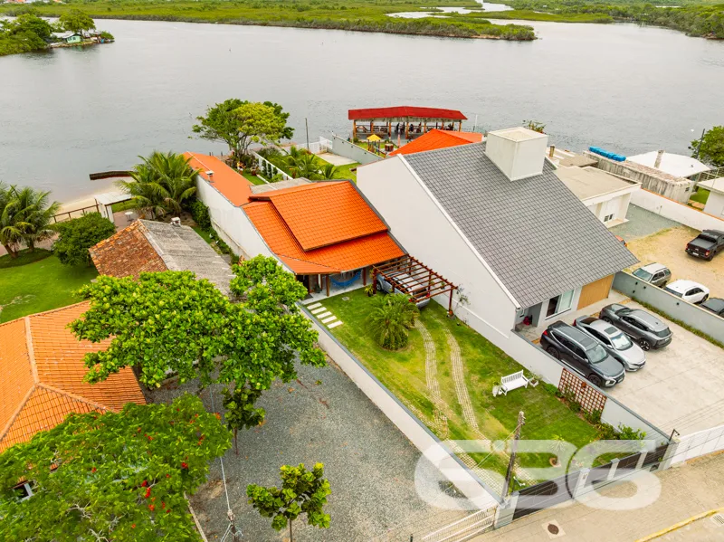 CASA À VENDA COM FUNDOS PARA A LAGOA NO CENTRO DE