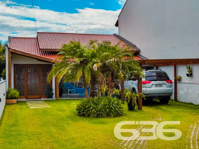 CASA À VENDA COM FUNDOS PARA A LAGOA NO CENTRO DE
