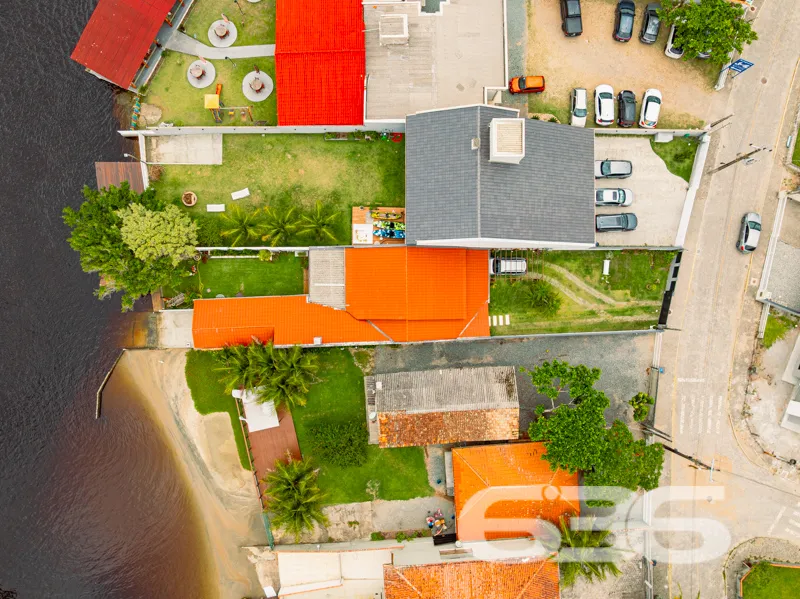 CASA À VENDA COM FUNDOS PARA A LAGOA NO CENTRO DE