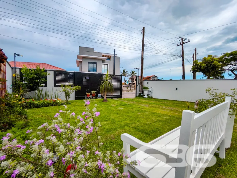 CASA À VENDA COM FUNDOS PARA A LAGOA NO CENTRO DE