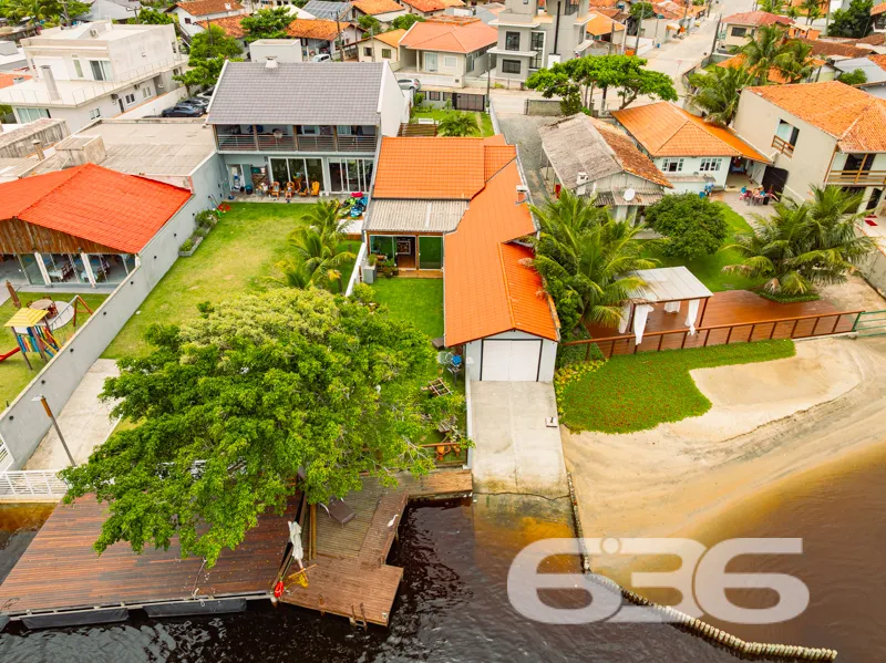 CASA À VENDA COM FUNDOS PARA A LAGOA NO CENTRO DE