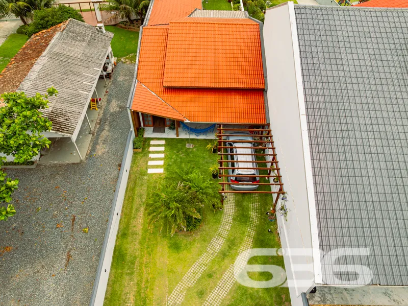 CASA À VENDA COM FUNDOS PARA A LAGOA NO CENTRO DE