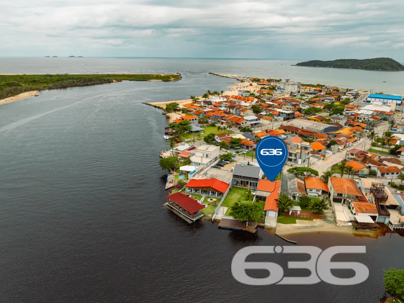 CASA À VENDA COM FUNDOS PARA A LAGOA NO CENTRO DE