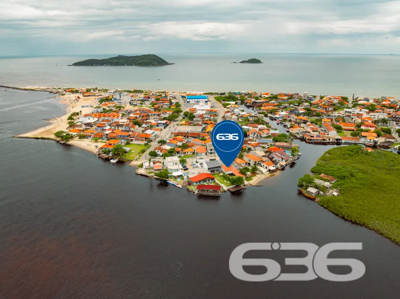 CASA À VENDA COM FUNDOS PARA A LAGOA NO CENTRO DE