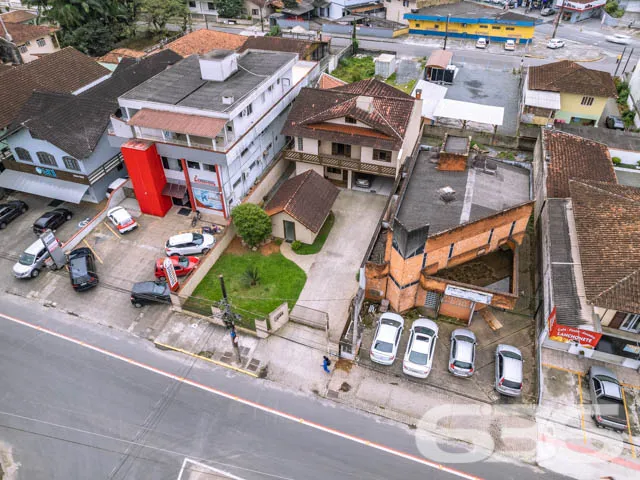 SOBRADO COMERCIAL E RESIDENCIAL NO BAIRRO IRIRIÚ
E