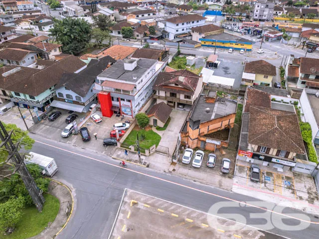 SOBRADO COMERCIAL E RESIDENCIAL NO BAIRRO IRIRIÚ
E