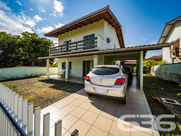 RESIDÊNCIA COM 1 SUÍTE E 3 QUARTOS , EM UBATUBA F