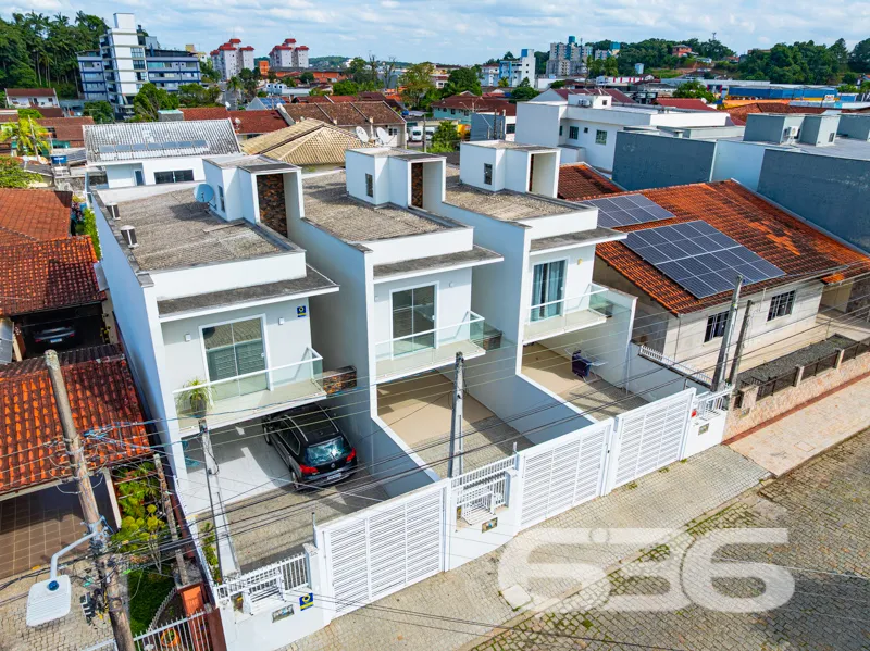 Sobrado geminado impecĂĄvel Ă venda no bairro Flore