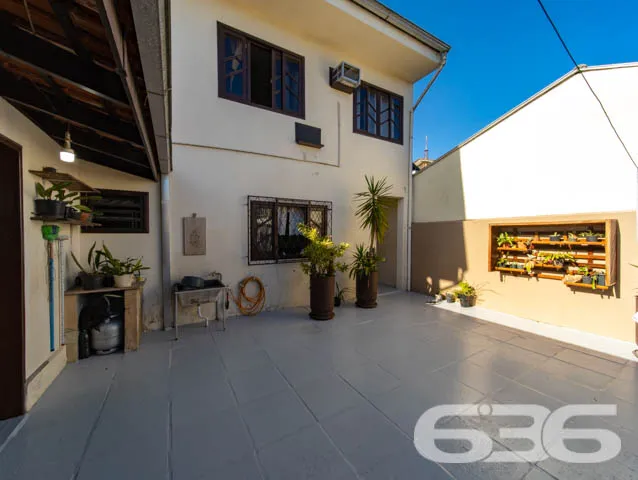 Sobrado de frente para a principal praça de Balneá