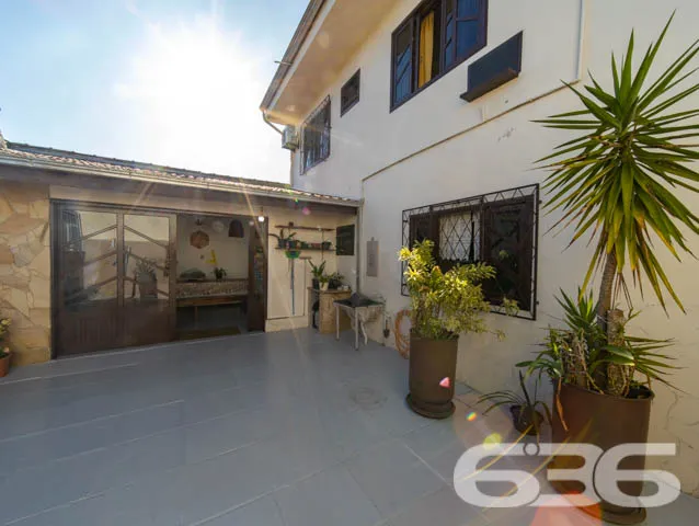 Sobrado de frente para a principal praça de Balneá