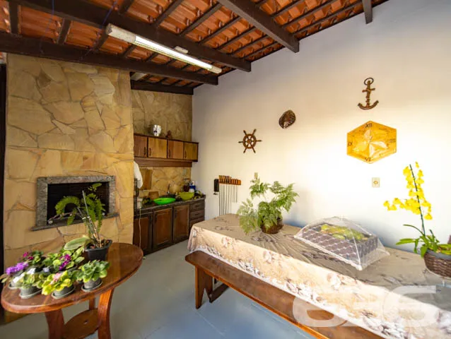 Sobrado de frente para a principal praça de Balneá