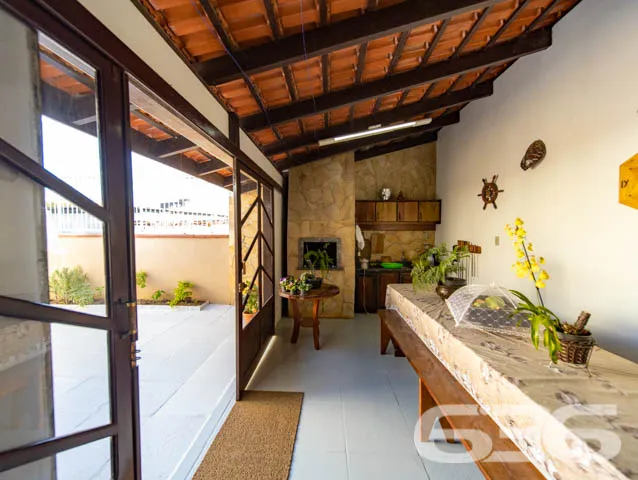 Sobrado de frente para a principal praça de Balneá