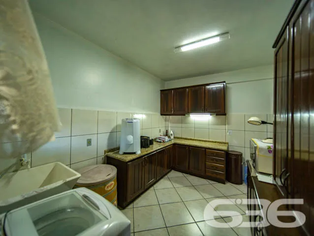 Sobrado de frente para a principal praça de Balneá