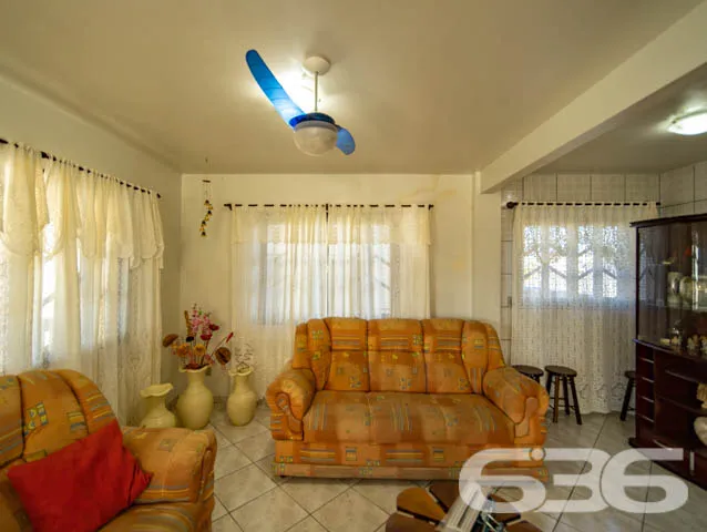 Sobrado de frente para a principal praça de Balneá