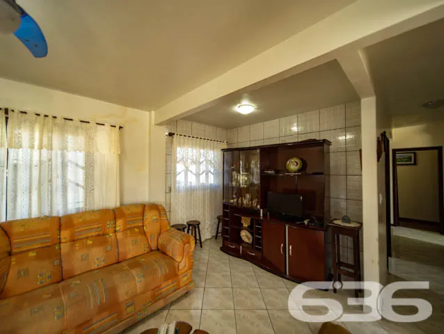 Sobrado de frente para a principal praça de Balneá