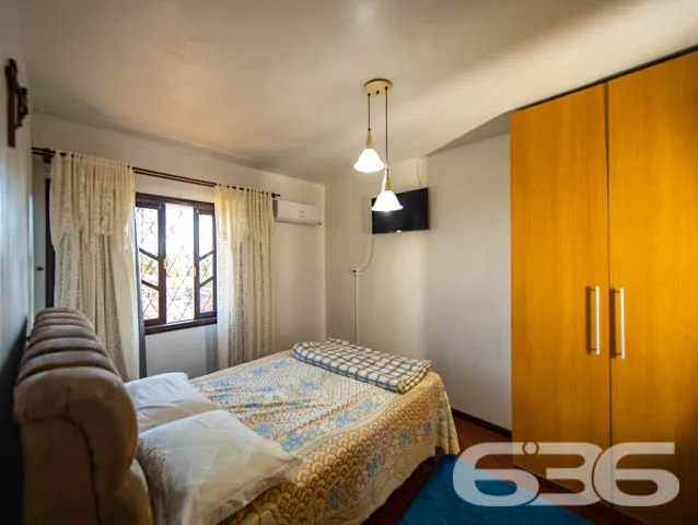 Sobrado de frente para a principal praça de Balneá