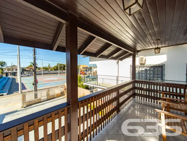 Sobrado de frente para a principal praça de Balneá