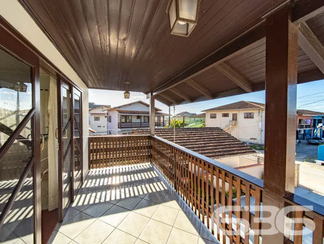 Sobrado de frente para a principal praça de Balneá