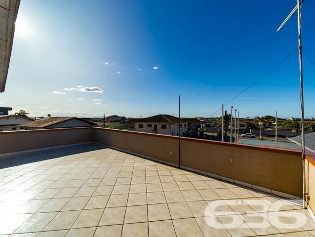 Sobrado de frente para a principal praça de Balneá