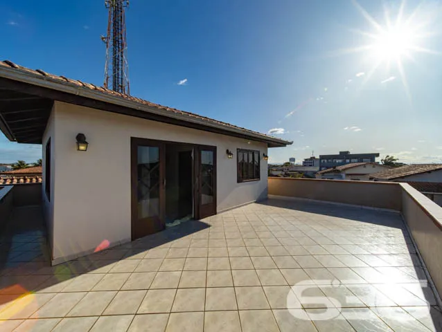 Sobrado de frente para a principal praça de Balneá