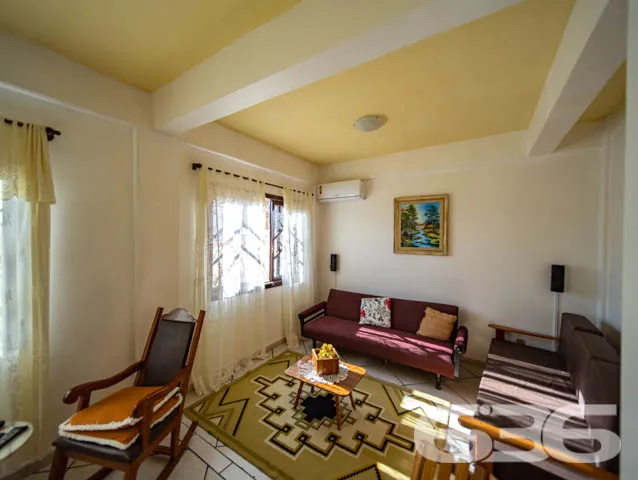 Sobrado de frente para a principal praça de Balneá