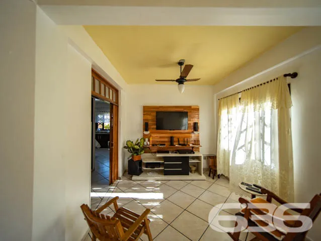 Sobrado de frente para a principal praça de Balneá