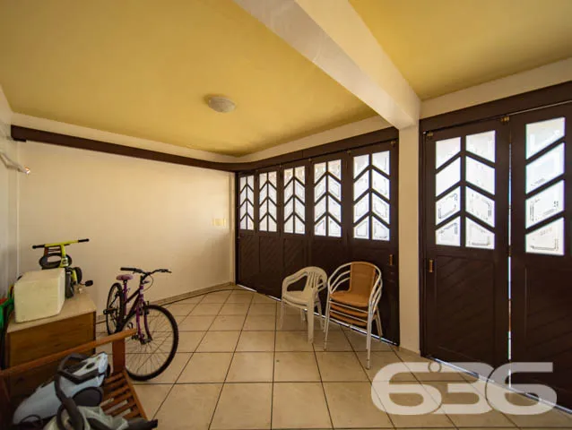 Sobrado de frente para a principal praça de Balneá