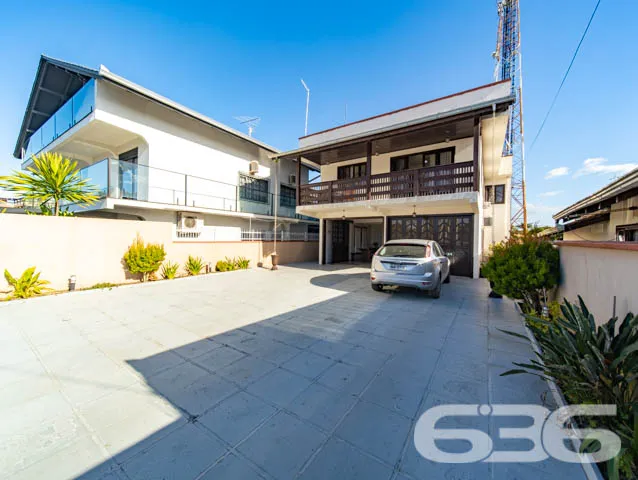 Sobrado de frente para a principal praça de Balneá