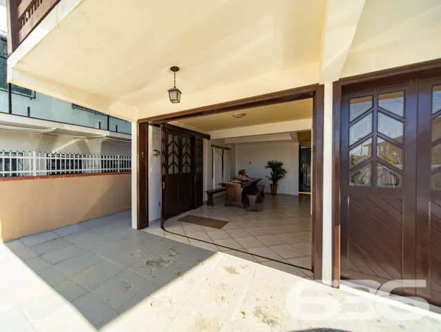 Sobrado de frente para a principal praça de Balneá