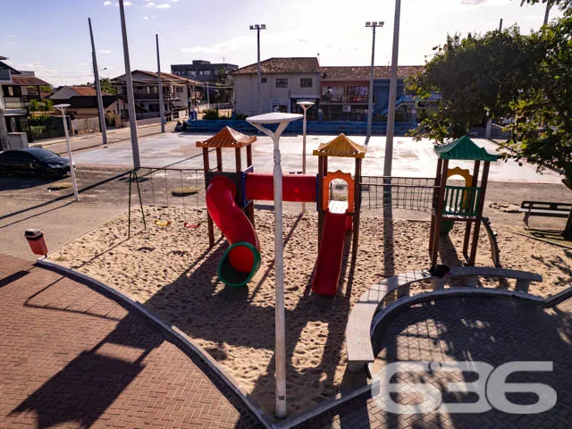 Sobrado de frente para a principal praça de Balneá