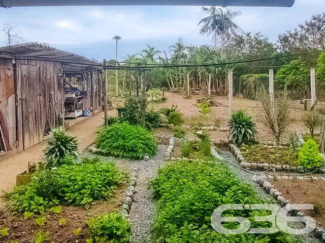CASA EM TERRENO DE 1.088m² EM ARAQUARI

Essa é uma