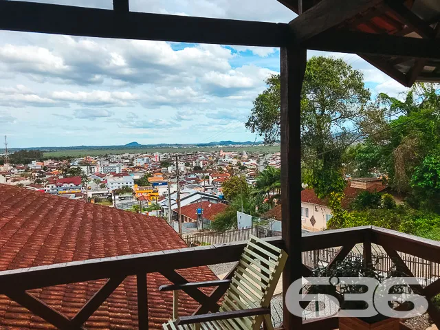 BELA CASA COM 4 QUARTOS NO BAIRRO BOA VISTA EM JOI
