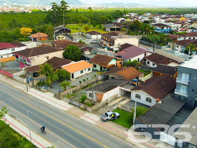 BELÍSSIMO TERRENO NO BAIRRO ESPINHEIROS EM JOINVIL
