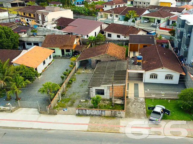 BELÍSSIMO TERRENO NO BAIRRO ESPINHEIROS EM JOINVIL