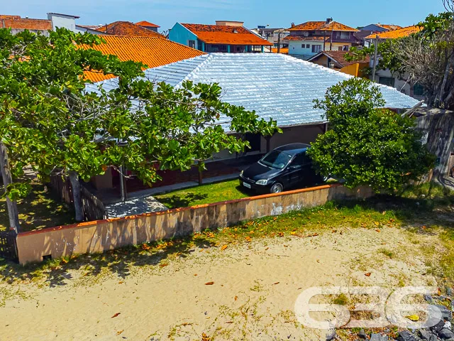 CASA À VENDA COM FUNDOS PARA A LAGOA - CENTRO, BAL