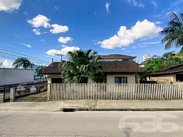 CASA TĂRREA COM SUĂTE + 1 QUARTO NO BAIRRO BOEHMER