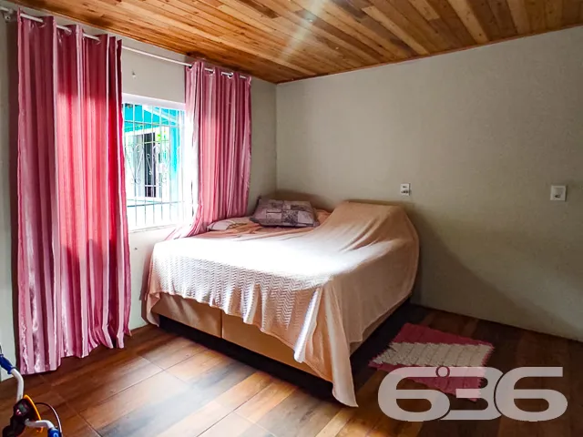 CASA DE ESQUINA COM TERRENO ESPAÇOSO NO BAIRRO PET