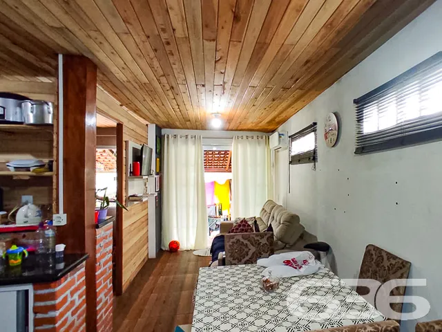 CASA DE ESQUINA COM TERRENO ESPAÇOSO NO BAIRRO PET